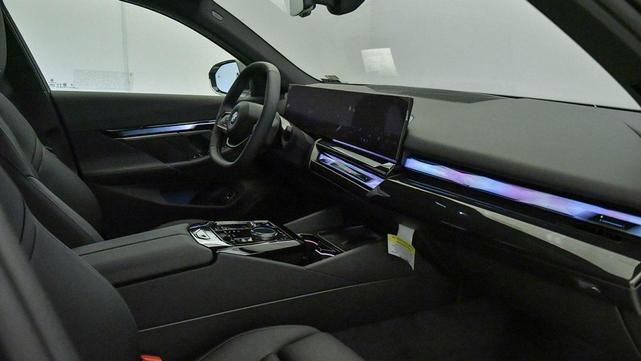Photo of 2025 Dark Graphite Metallic BMW i5