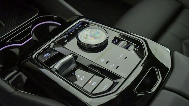 Photo of 2025 Dark Graphite Metallic BMW i5