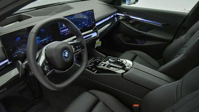 Photo of 2025 Dark Graphite Metallic BMW i5