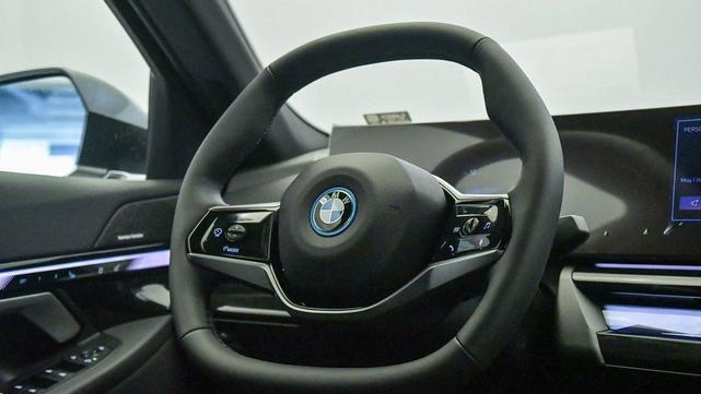 Photo of 2025 Dark Graphite Metallic BMW i5