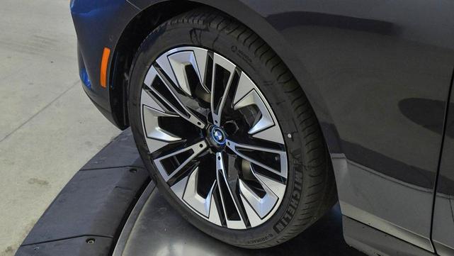 Photo of 2025 Dark Graphite Metallic BMW i5