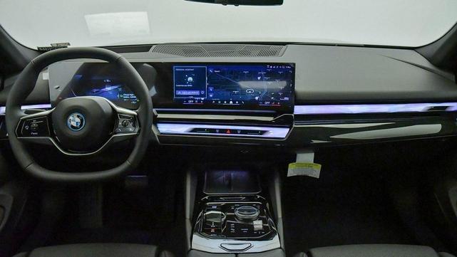 Photo of 2025 Dark Graphite Metallic BMW i5