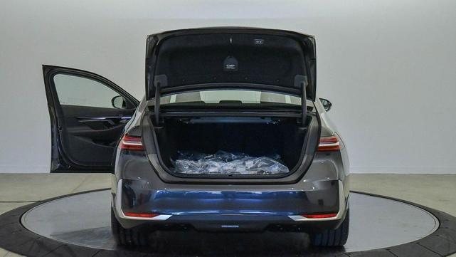 Photo of 2025 Dark Graphite Metallic BMW i5