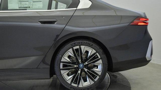 Photo of 2025 Dark Graphite Metallic BMW i5