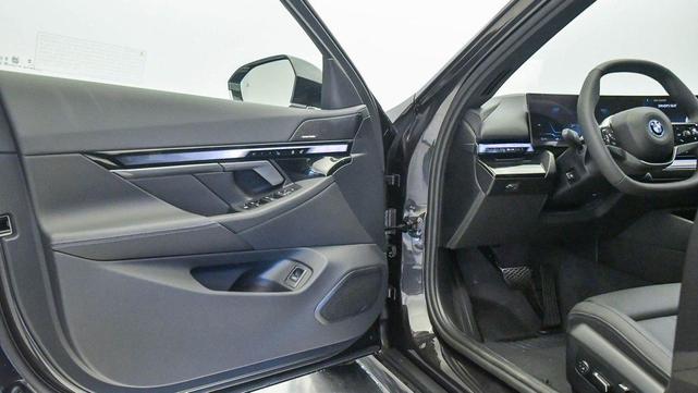 Photo of 2025 Dark Graphite Metallic BMW i5