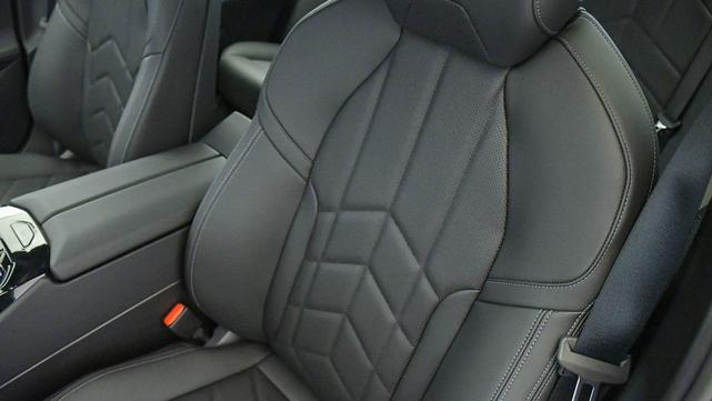 Photo of 2025 Dark Graphite Metallic BMW i5