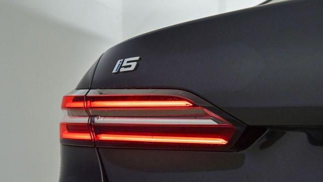 Photo of 2025 Dark Graphite Metallic BMW i5