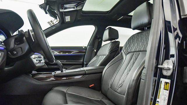 Photo of 2022 Carbon Black Metallic BMW 740