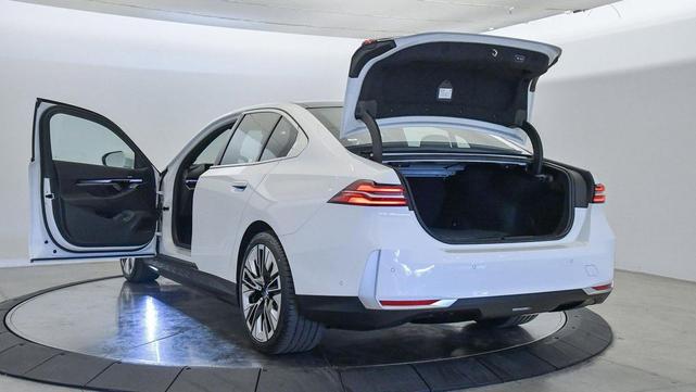 Photo of 2025 Alpine White BMW i5
