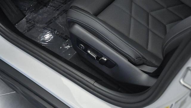 Photo of 2025 Alpine White BMW i5