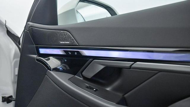 Photo of 2025 Alpine White BMW i5