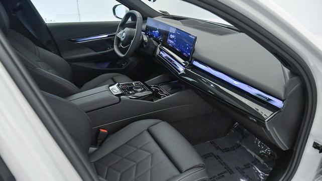 Photo of 2025 Alpine White BMW i5