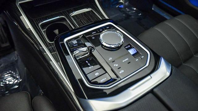Photo of 2023 Brooklyn Grey Metallic BMW 740