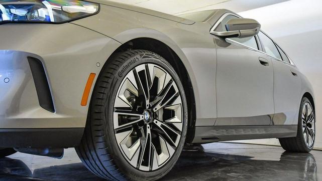 Photo of 2025 Oxide Grey Metallic BMW 530