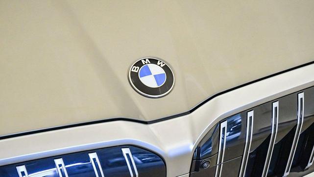 Photo of 2025 Oxide Grey Metallic BMW 530