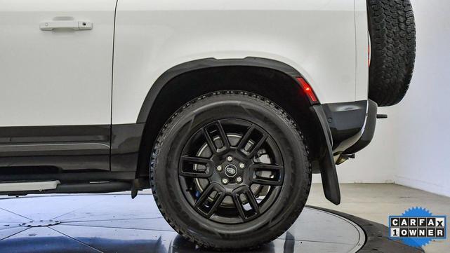 Photo of 2022 White Land Rover Defender