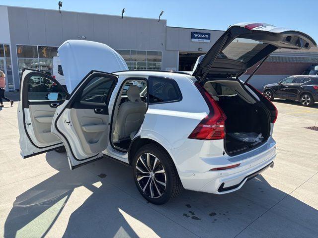 Photo of 2025 Crystal White Metallic Volvo XC60