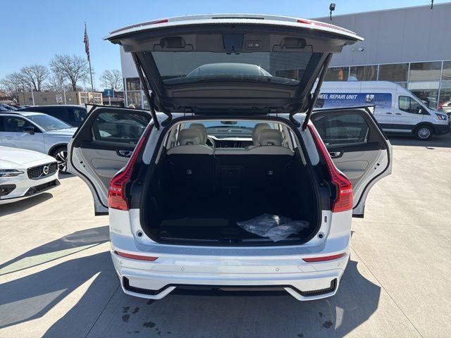 Photo of 2025 Crystal White Metallic Volvo XC60