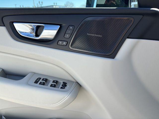 Photo of 2025 Crystal White Metallic Volvo XC60