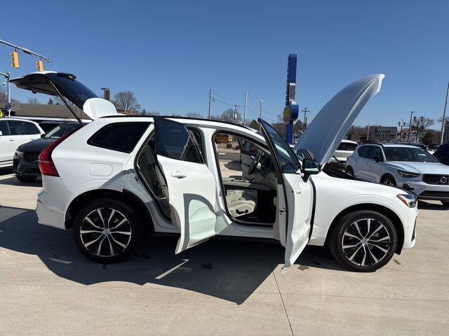 Photo of 2025 Crystal White Metallic Volvo XC60