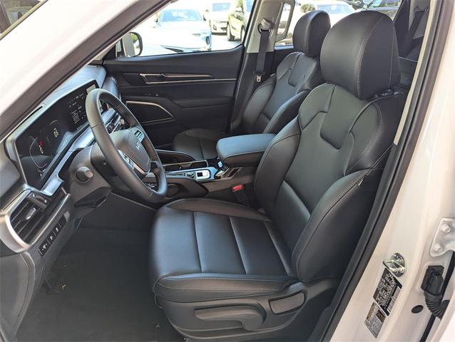 Photo of 2025 Glacial White Pearl Kia Telluride