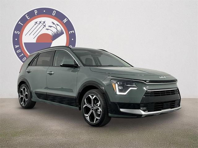Photo of 2025 Cityscape Green Kia Niro