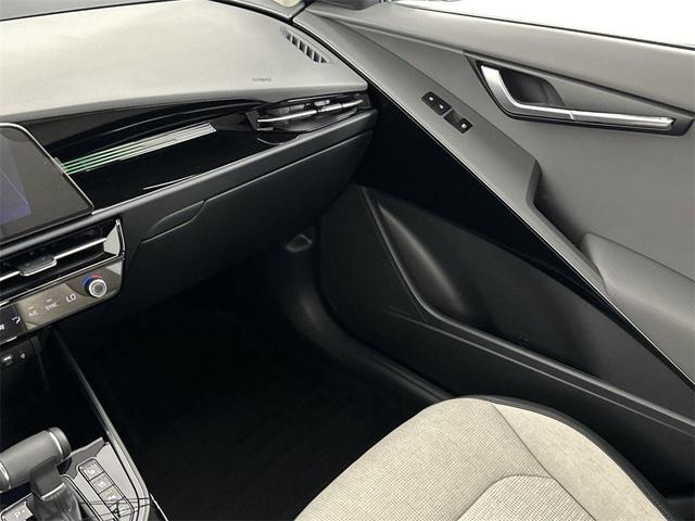 Photo of 2025 Cityscape Green Kia Niro