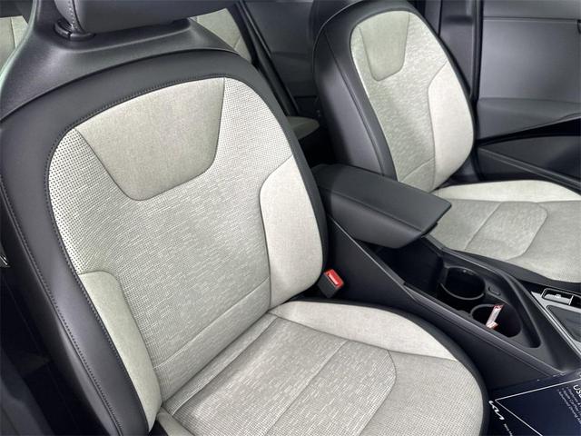 Photo of 2025 Cityscape Green Kia Niro