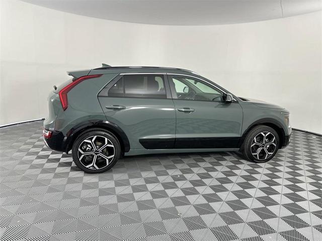 Photo of 2025 Cityscape Green Kia Niro