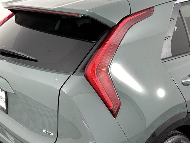 Photo of 2025 Cityscape Green Kia Niro