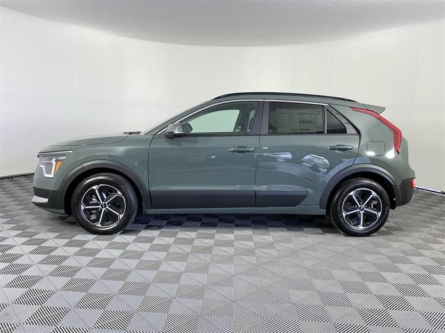 Photo of 2025 Cityscape Green Kia Niro