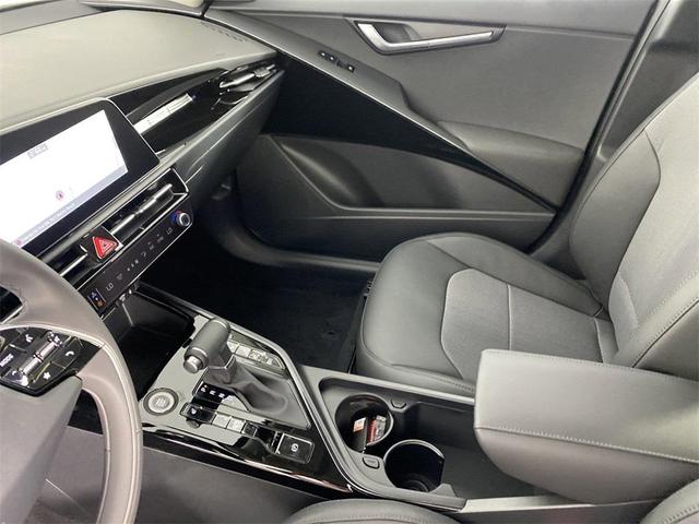 Photo of 2025 Cityscape Green Kia Niro