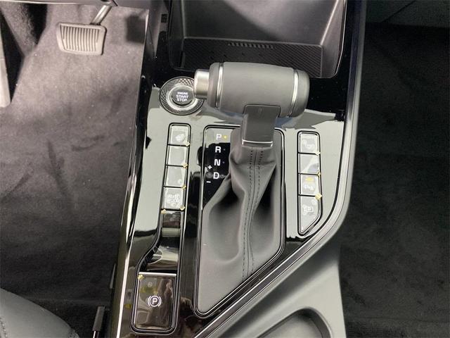 Photo of 2025 Cityscape Green Kia Niro