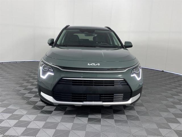 Photo of 2025 Cityscape Green Kia Niro