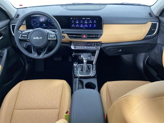 Photo of 2025 Snow White Pearl Kia Seltos