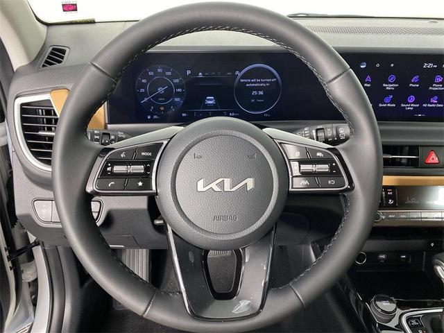 Photo of 2025 Snow White Pearl Kia Seltos