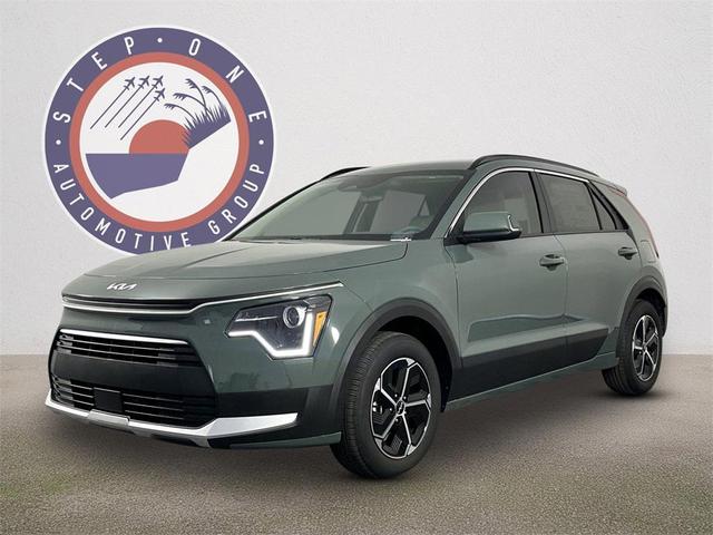 Photo of 2025 Cityscape Green Kia Niro