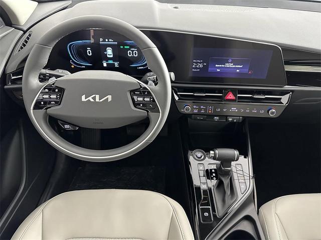 Photo of 2025 Cityscape Green Kia Niro