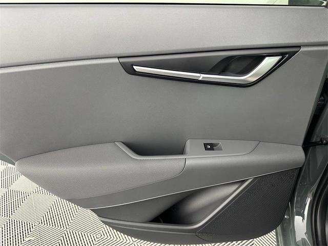 Photo of 2025 Cityscape Green Kia Niro