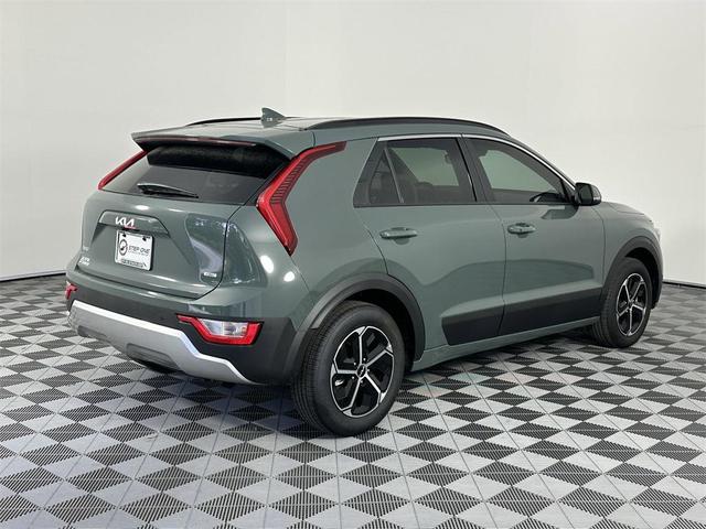 Photo of 2025 Cityscape Green Kia Niro