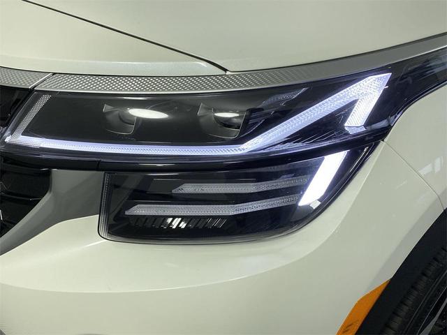 Photo of 2025 Snow White Pearl Kia Seltos