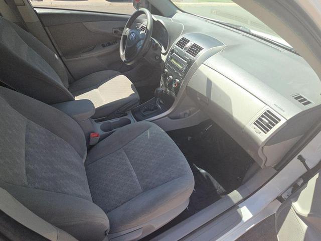 Photo of 2009 Super White Toyota Corolla