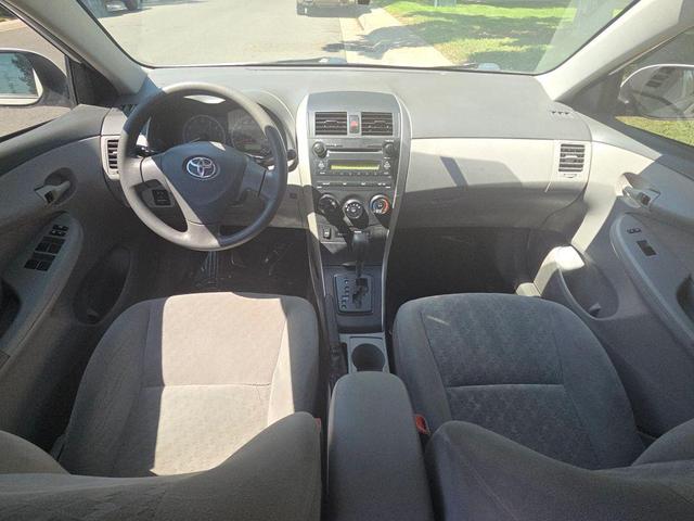 Photo of 2009 Super White Toyota Corolla