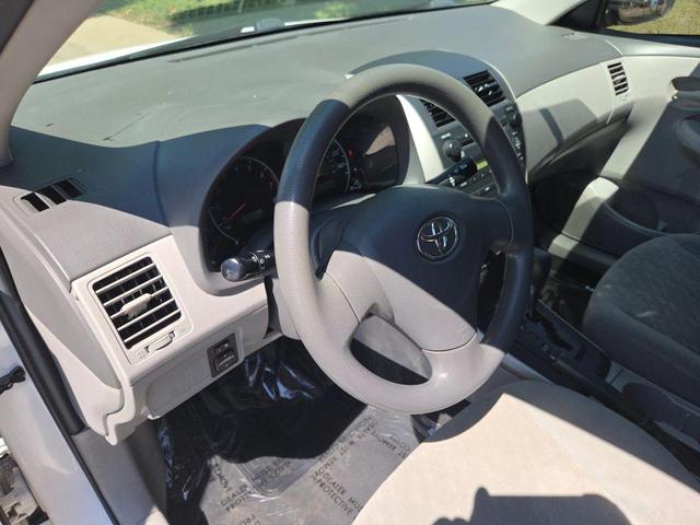 Photo of 2009 Super White Toyota Corolla