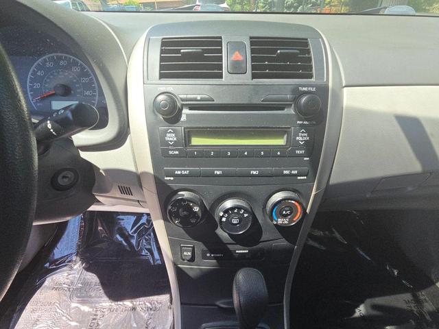 Photo of 2009 Super White Toyota Corolla