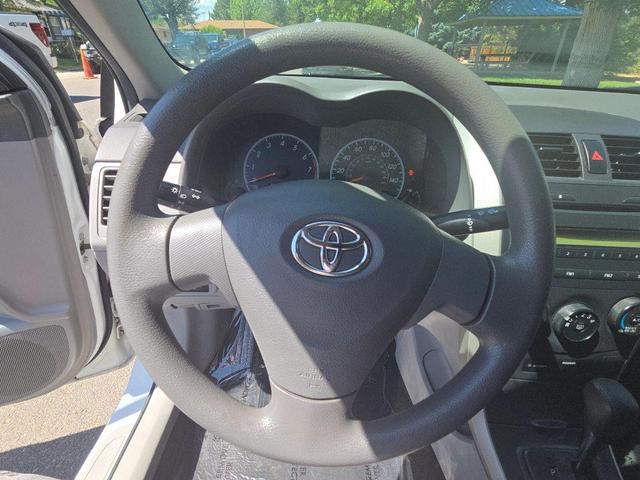 Photo of 2009 Super White Toyota Corolla