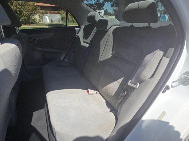 Photo of 2009 Super White Toyota Corolla