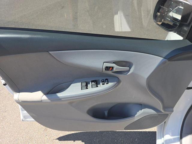 Photo of 2009 Super White Toyota Corolla