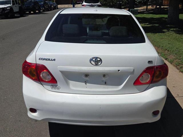 Photo of 2009 Super White Toyota Corolla