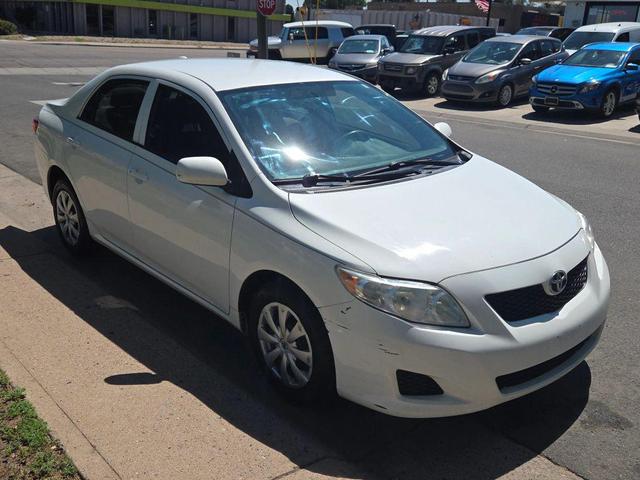 Photo of 2009 Super White Toyota Corolla